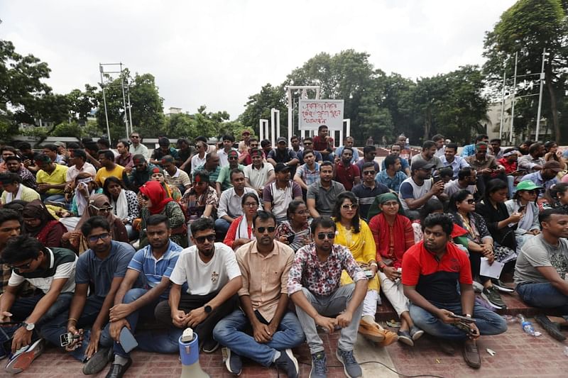 ছাত্র-জনতার ওপর গুলি চালিয়ে হত্যার অভিযোগে সাবেক প্রধানমন্ত্রী শেখ হাসিনার বিচার দাবিতে কেন্দ্রীয় শহীদ মিনারে অবস্থান কর্মসূচি পালন করছে জাতীয়তাবাদী ছাত্রদল